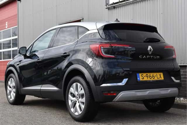 Renault Captur (2023) thumbnail 2