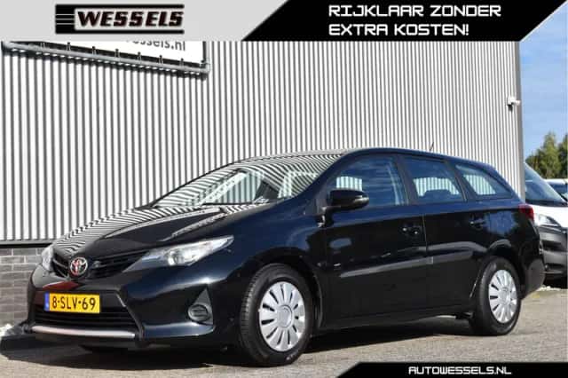 Toyota Auris (2013) thumbnail 1