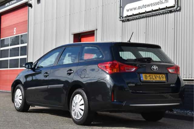 Toyota Auris (2013) thumbnail 2