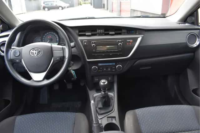 Toyota Auris (2013) thumbnail 3