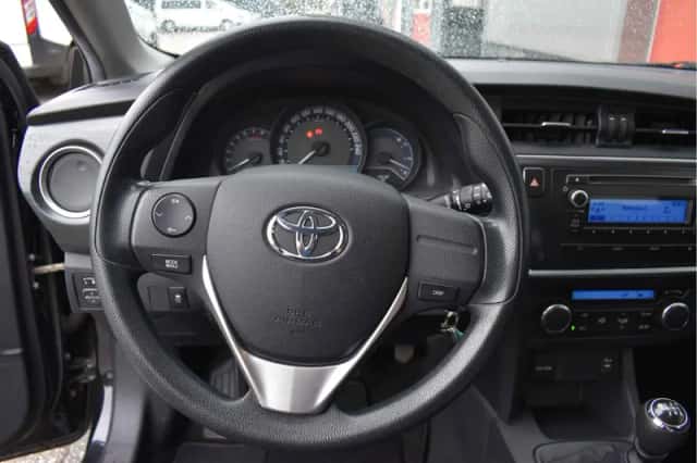 Toyota Auris (2013) thumbnail 4