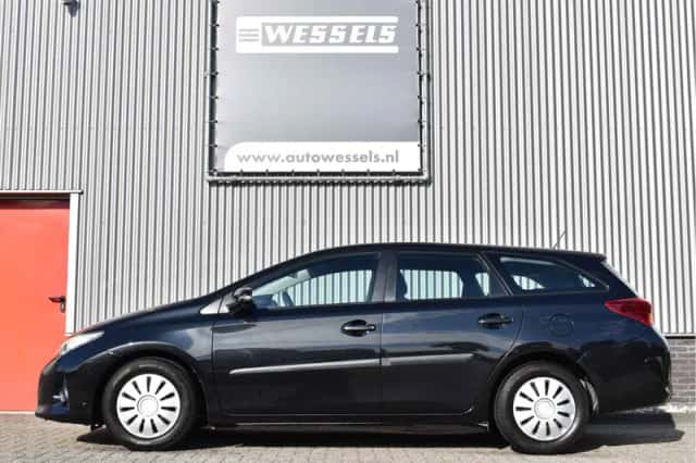 Toyota Auris (2013) thumbnail 5