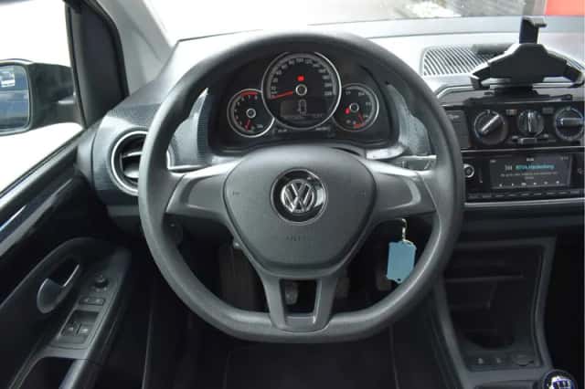 Volkswagen Up! (2019) thumbnail 4