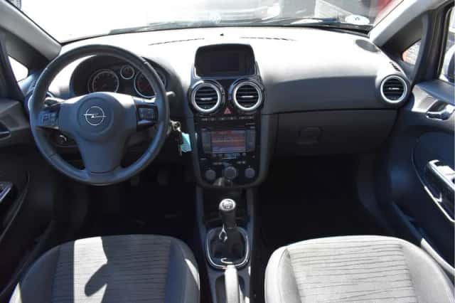 Opel Corsa (2014) thumbnail 3