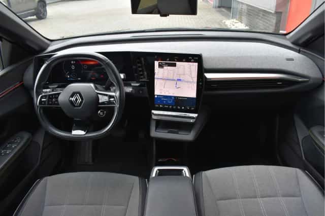 Renault Mégane E-Tech (2022) thumbnail 3