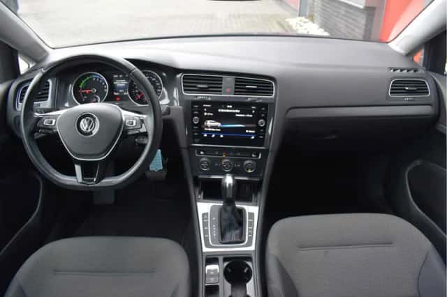 Volkswagen e-Golf (2020) thumbnail 3