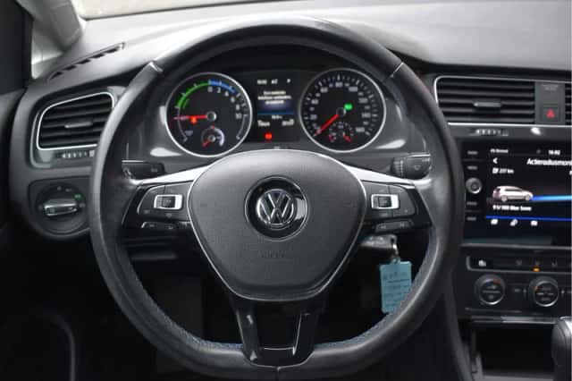 Volkswagen e-Golf (2020) thumbnail 4