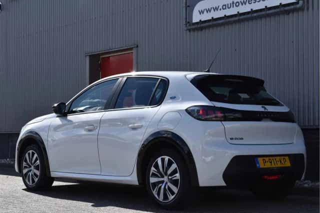 Peugeot e-208 (2022) thumbnail 2