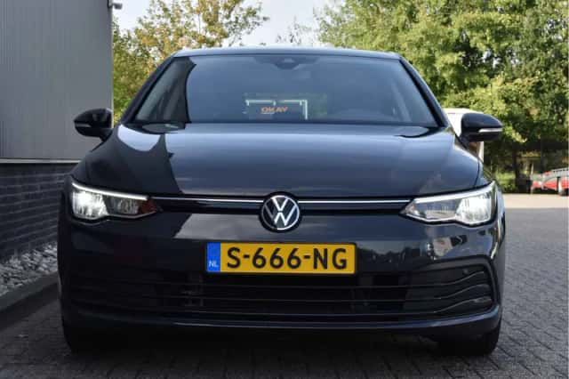 Volkswagen Golf (2023) thumbnail 1