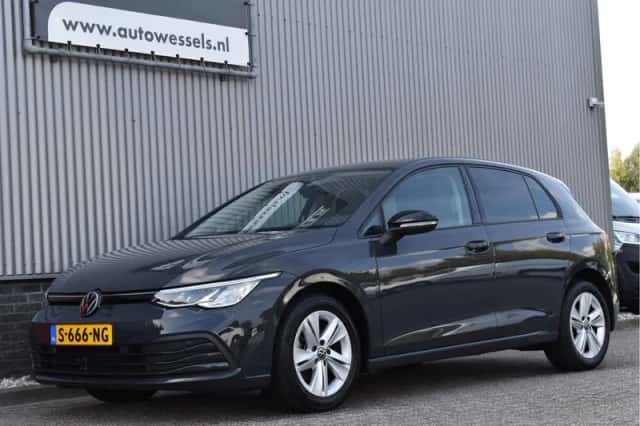 Volkswagen Golf (2023) thumbnail 2