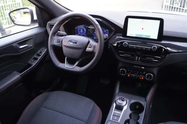Ford Kuga (2023) thumbnail 3