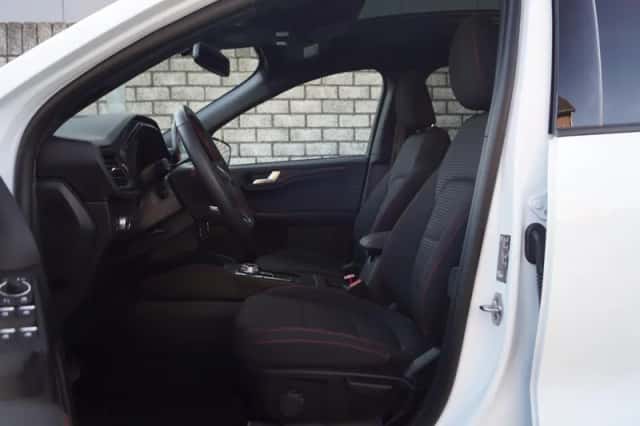 Ford Kuga (2023) thumbnail 4