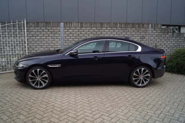 Jaguar XE (2021) thumbnail 2