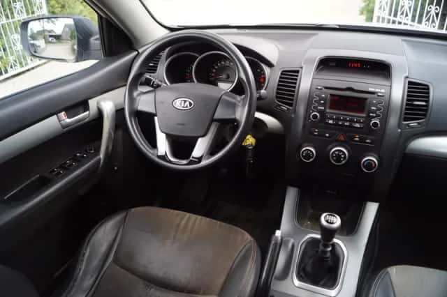Kia Sorento (2011) thumbnail 3