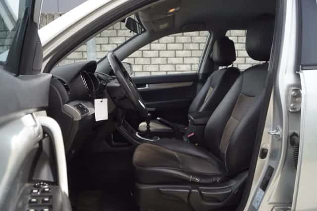 Kia Sorento (2011) thumbnail 4