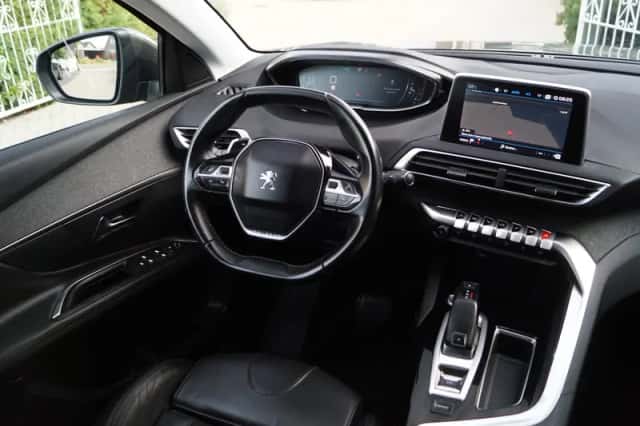 Peugeot 3008 (2018) thumbnail 3