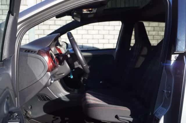 Volkswagen Up! (2019) thumbnail 4