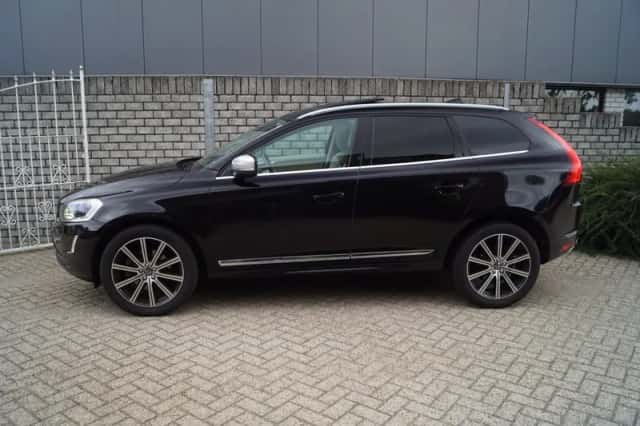 Volvo XC60 (2016) thumbnail 2