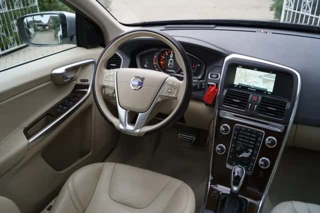 Volvo XC60 (2016) thumbnail 3