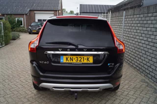 Volvo XC60 (2016) thumbnail 5