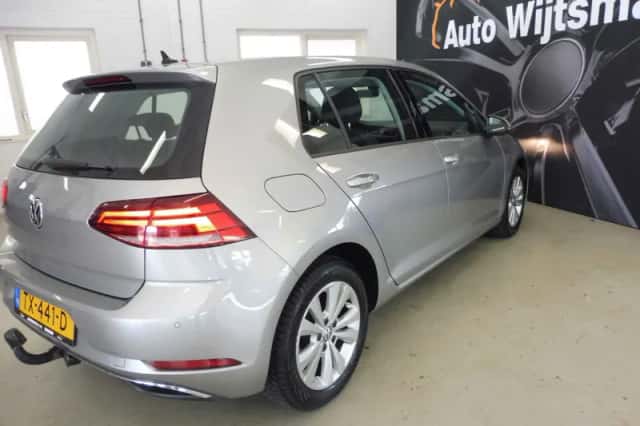 Volkswagen Golf (2018) thumbnail 2