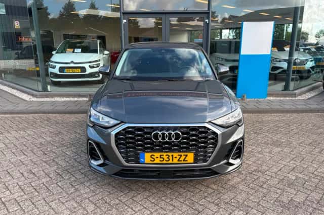 Audi Q3 (2022) thumbnail 3