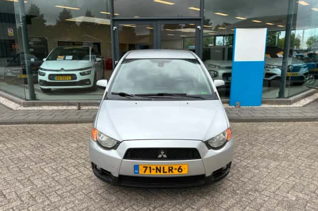 Mitsubishi Colt (2010) thumbnail 3
