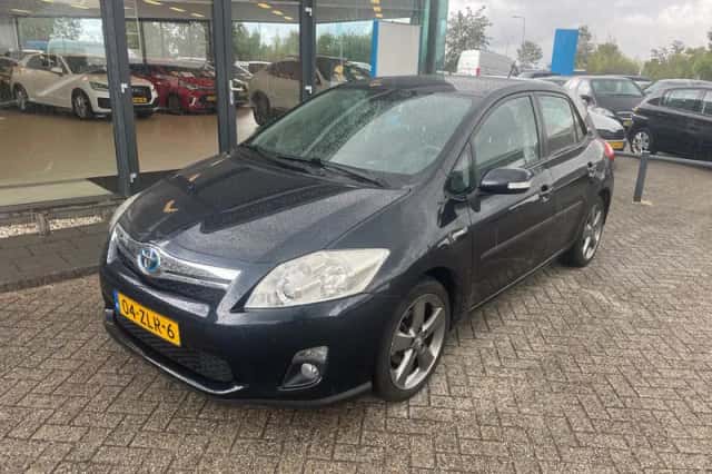Toyota Auris (2013) thumbnail 2