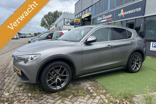 Alfa Romeo Stelvio (2017) thumbnail 1