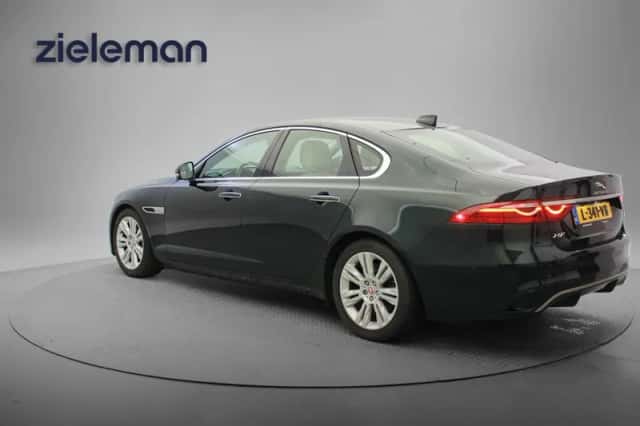 Jaguar XF (2021) thumbnail 3