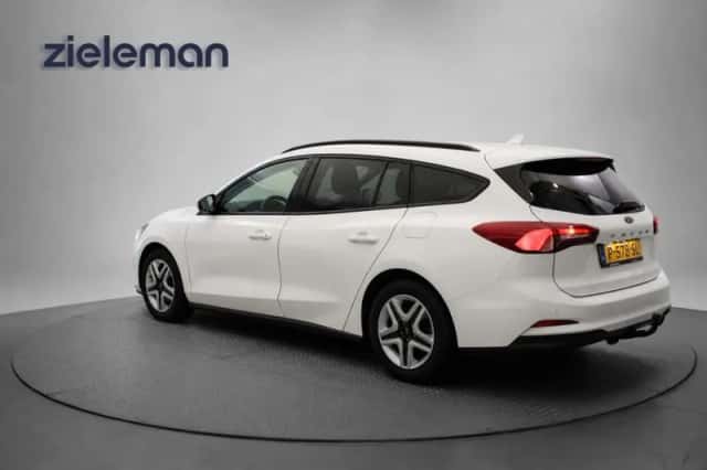 Ford Focus (2022) thumbnail 3
