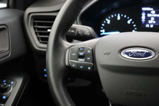 Ford Focus (2022) thumbnail 6