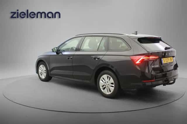 Škoda Octavia (2023) thumbnail 3