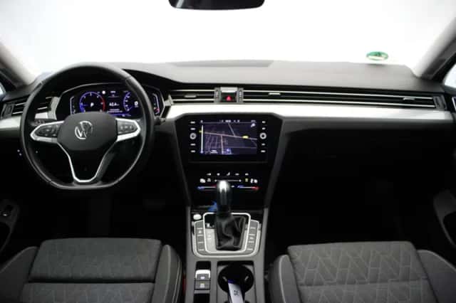 Volkswagen Passat (2023) thumbnail 2