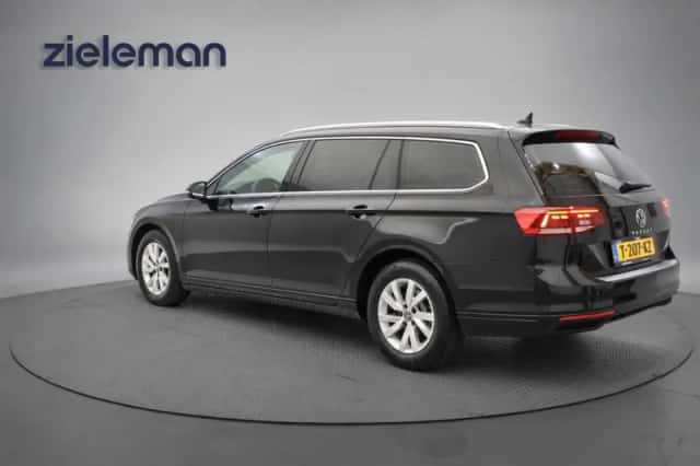 Volkswagen Passat (2023) thumbnail 3
