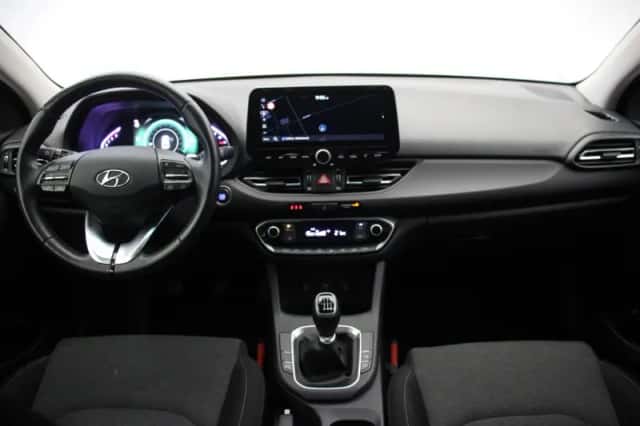 Hyundai i30 (2022) thumbnail 2