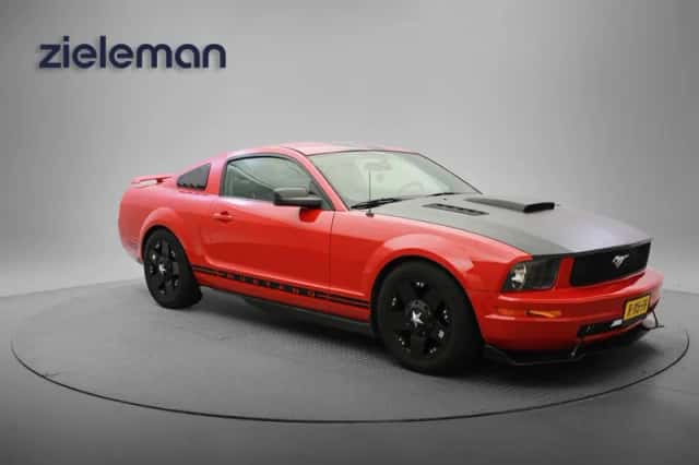 Ford Mustang (2005) thumbnail 1