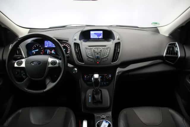 Ford Kuga (2015) thumbnail 2