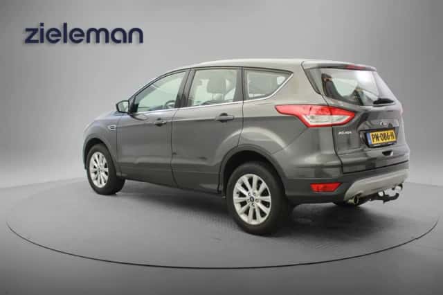Ford Kuga (2015) thumbnail 3
