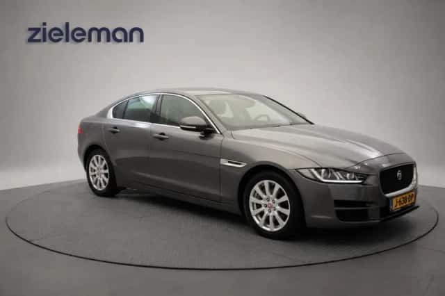 Jaguar XE (2020) thumbnail 1