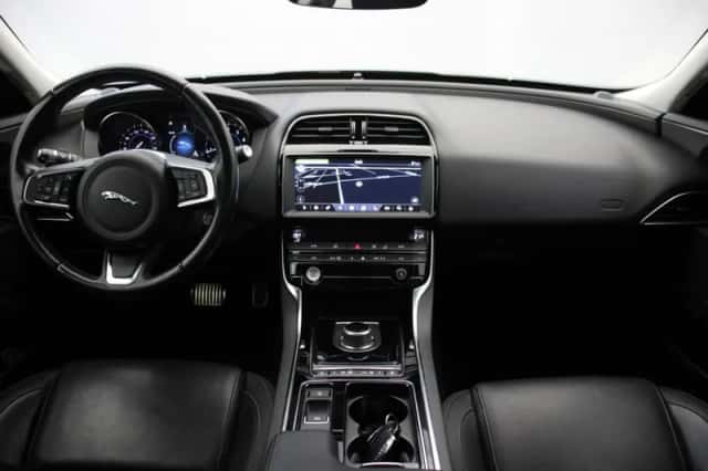 Jaguar XE (2020) thumbnail 2