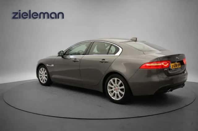 Jaguar XE (2020) thumbnail 3