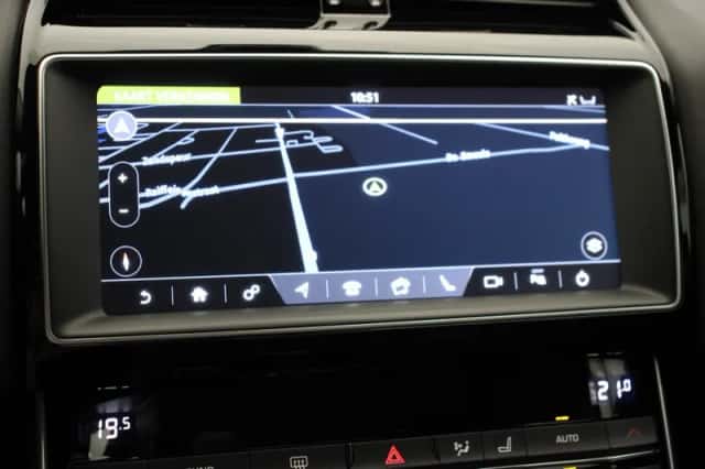 Jaguar XE (2020) thumbnail 5