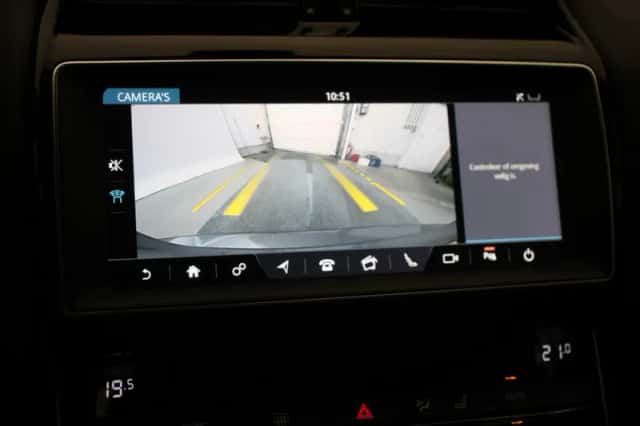 Jaguar XE (2020) thumbnail 6