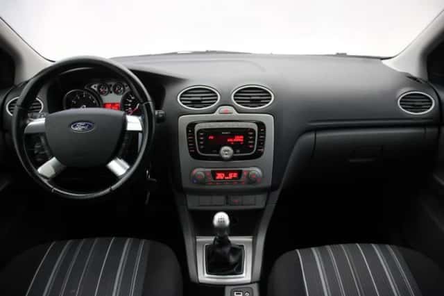 Ford Focus (2010) thumbnail 2