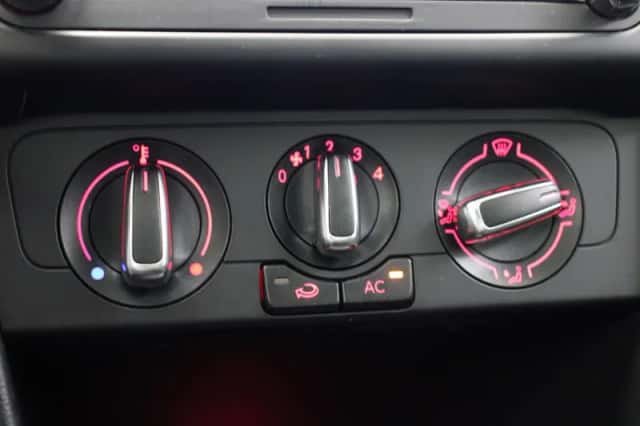 Volkswagen Polo (2011) thumbnail 6