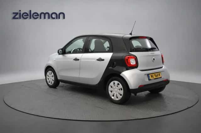 Smart ForFour (2017) thumbnail 3