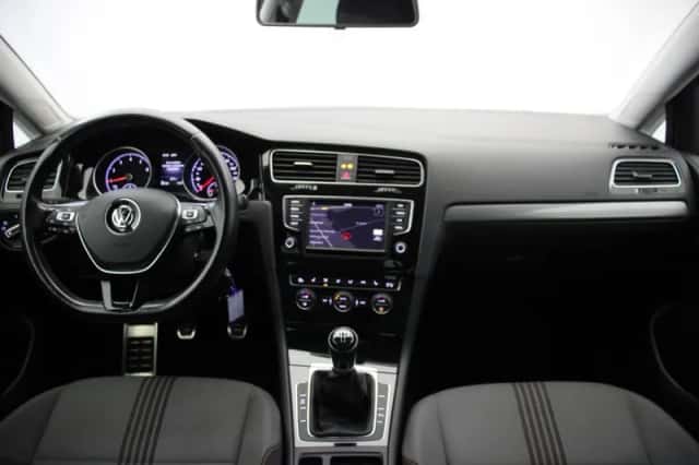 Volkswagen Golf (2016) thumbnail 2