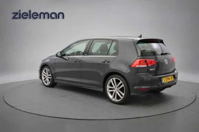 Volkswagen Golf (2016) thumbnail 3