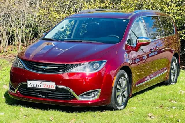 Chrysler Pacifica (2017) thumbnail 3